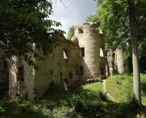 Die imposante Ruine der Burg Landskron im Landgrabental